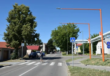 Oranžové přechody přispívají ke zvýšení bezpečnosti chodců. Oranžové přechody přispívají ke zvýšení bezpečnosti chodců.