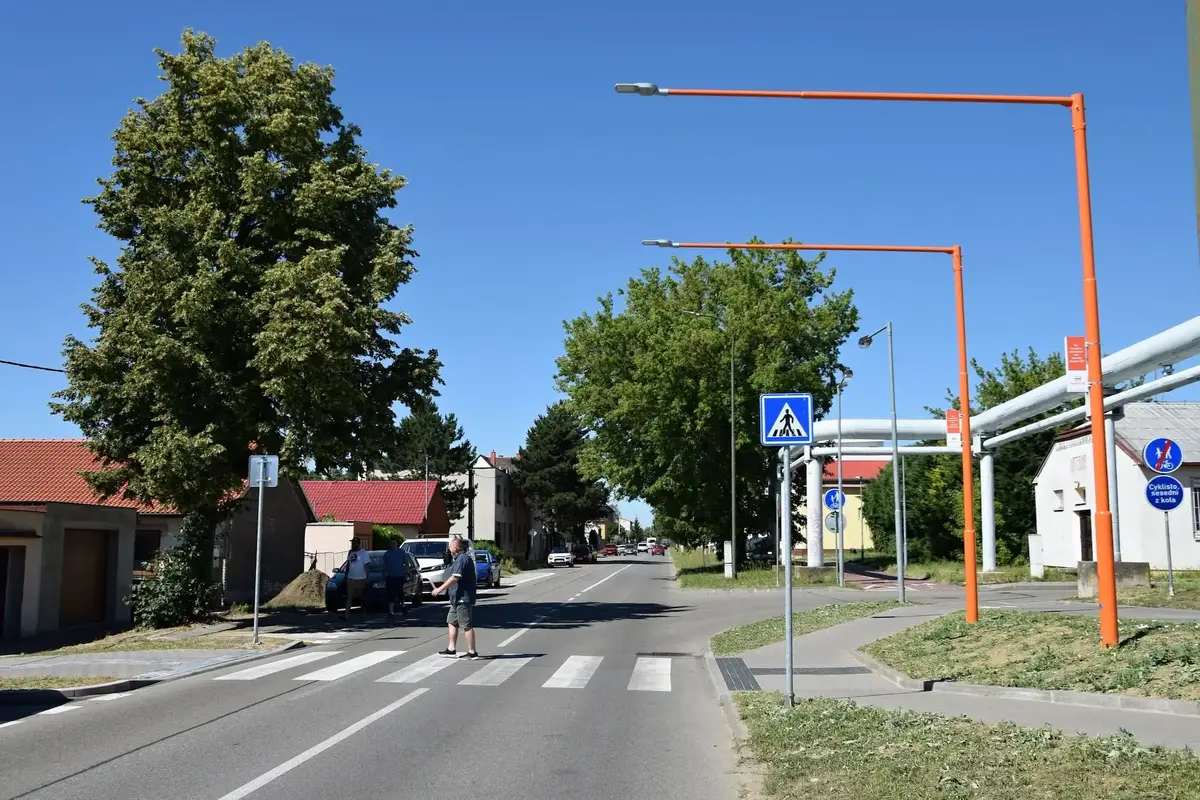 Oranžové přechody přispívají ke zvýšení bezpečnosti chodců. Oranžové přechody přispívají ke zvýšení bezpečnosti chodců.