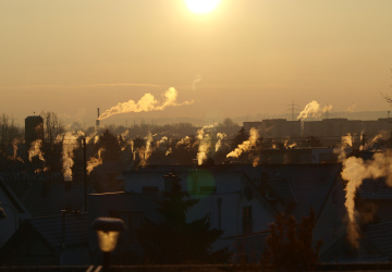 Lokální topeniště jsou stále hlavním zdrojem emisí PM 2,5 v zimních měsících