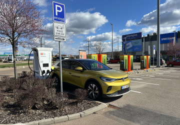 Některé elektromobily je možné nabíjet zdarma.