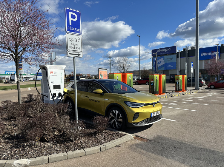 Některé elektromobily je možné nabíjet zdarma.