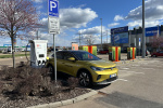 Některé elektromobily je možné nabíjet zdarma.