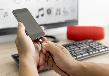 Jak dostat soubory z počítače do mobilu? Většina Čechů přehlíží nejjednodušší řešení, přitom zabere pár sekund