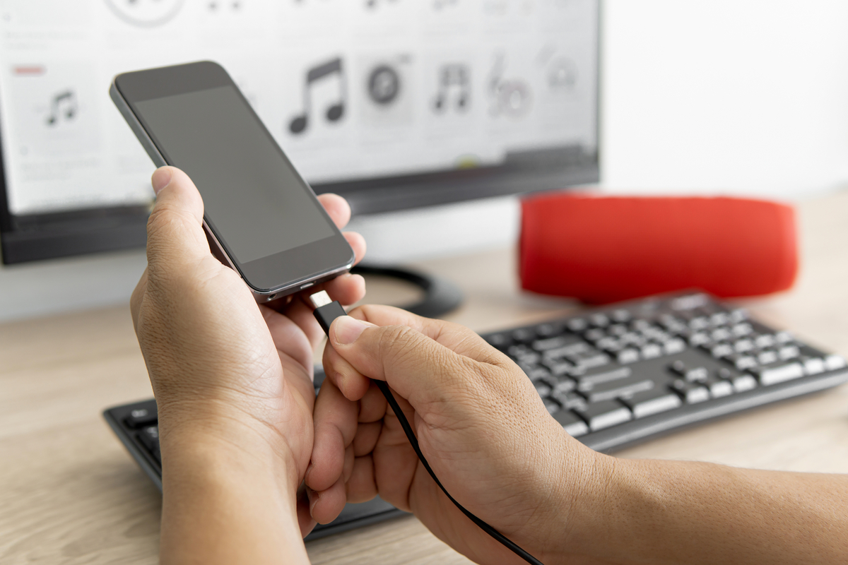 Jak dostat soubory z počítače do mobilu? Většina Čechů přehlíží nejjednodušší řešení, přitom zabere pár sekund Jak dostat soubory z počítače do mobilu? Většina Čechů přehlíží nejjednodušší řešení, přitom zabere pár sekund