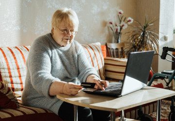 Patříte mezi seniory, kteří platí poplatky rozhlasu zbytečně? Patříte mezi seniory, kteří platí poplatky rozhlasu zbytečně?