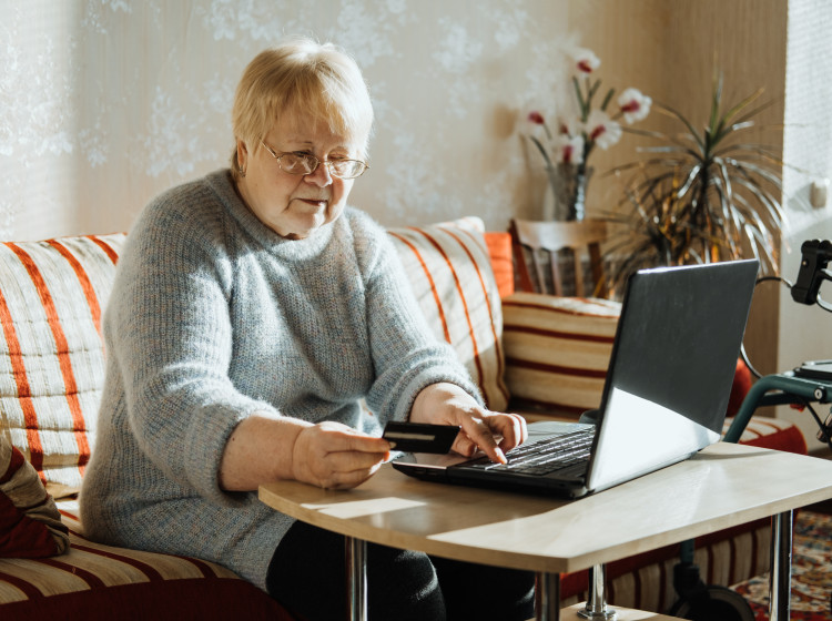 Patříte mezi seniory, kteří platí poplatky rozhlasu zbytečně?