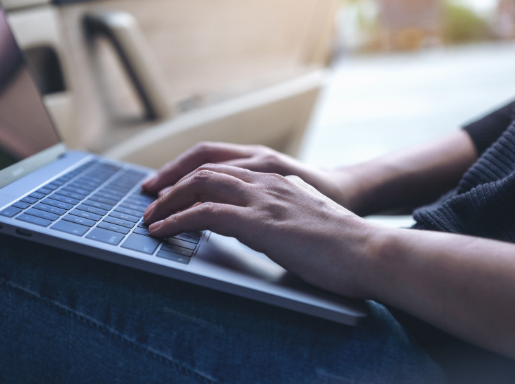 Odborníci varují před notebookem na klíně Odborníci varují před notebookem na klíně