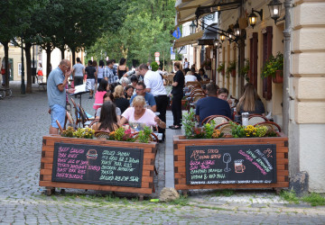 Některé restaurace ve vyhlášených turistických zónách preferují zahraniční hosty před českými.