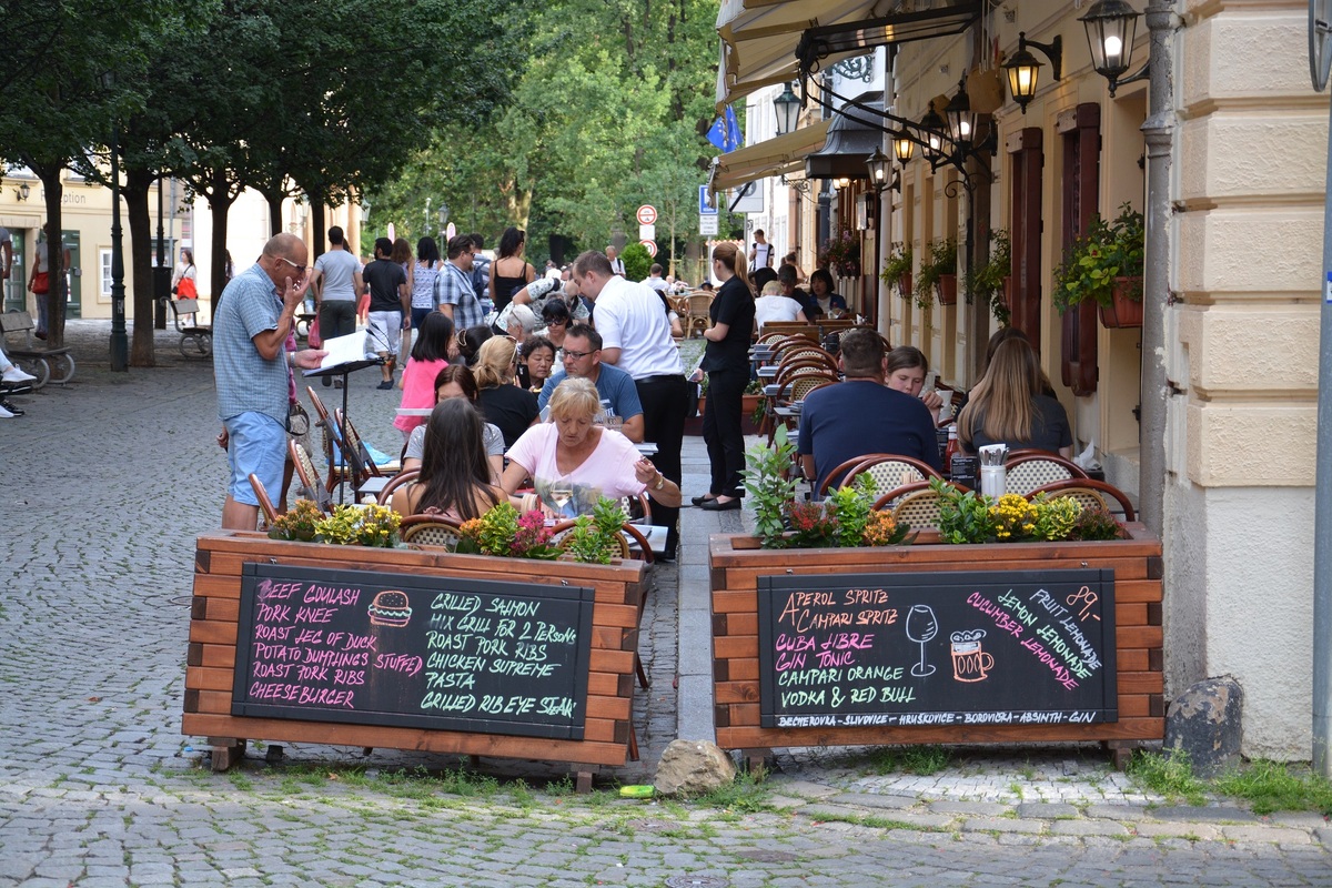 Některé restaurace ve vyhlášených turistických zónách preferují zahraniční hosty před českými.