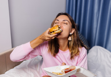Burgery mezi mladými nahrazují jiná jídla