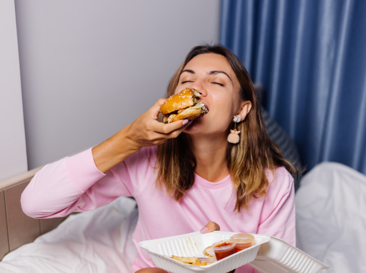 Burgery mezi mladými nahrazují jiná jídla