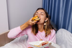 Burgery mezi mladými nahrazují jiná jídla