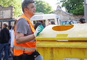 Peníze a cennosti se v popelnicích objevují spíše výjimečně. O bizarní nálezy naopak není nouze. Peníze a cennosti se v popelnicích objevují spíše výjimečně. O bizarní nálezy naopak není nouze.