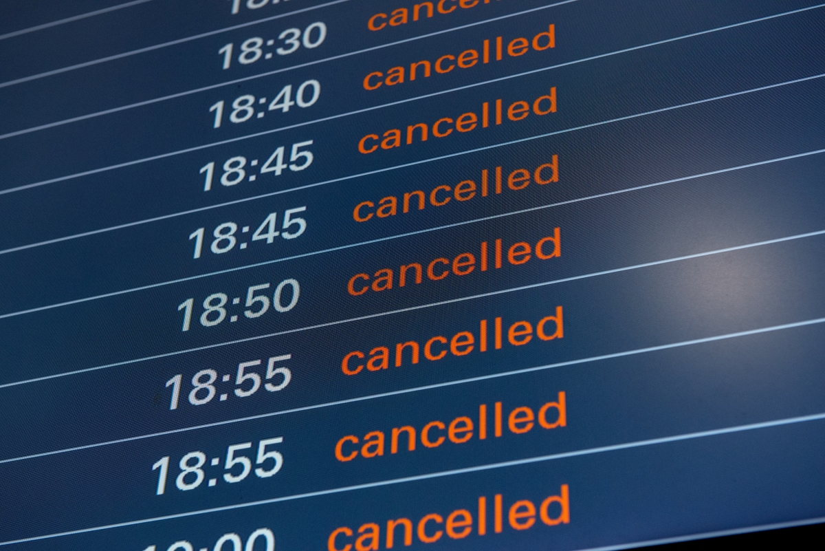 Aerolinky ruší tisíce letů na další týdny.