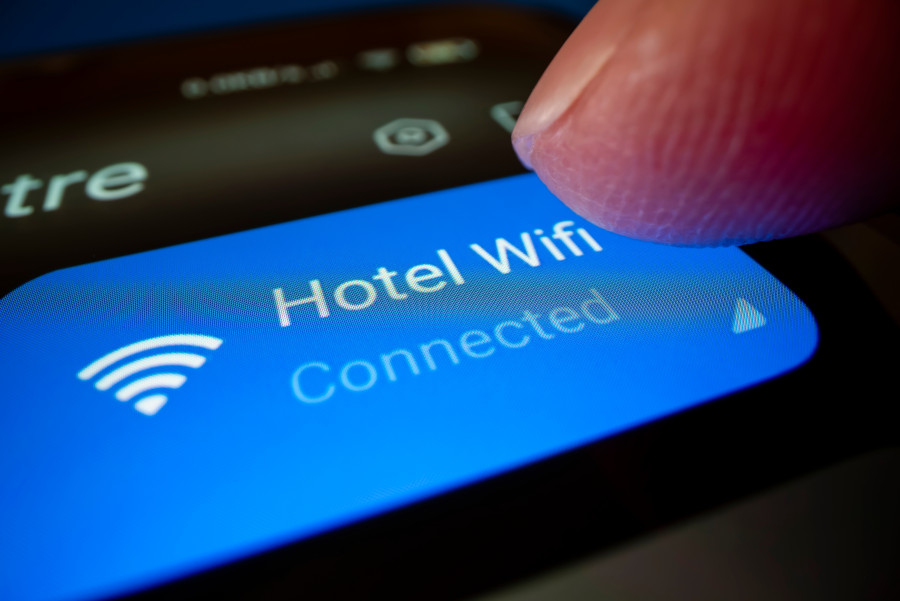 U hotelových Wi-Fi často musíme v prohlížeči odkliknout, že se opravdu chceme připojit k internetu.