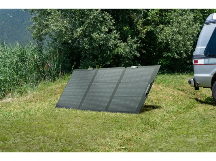 V Actionu si můžete koupit přenosný solární panel.