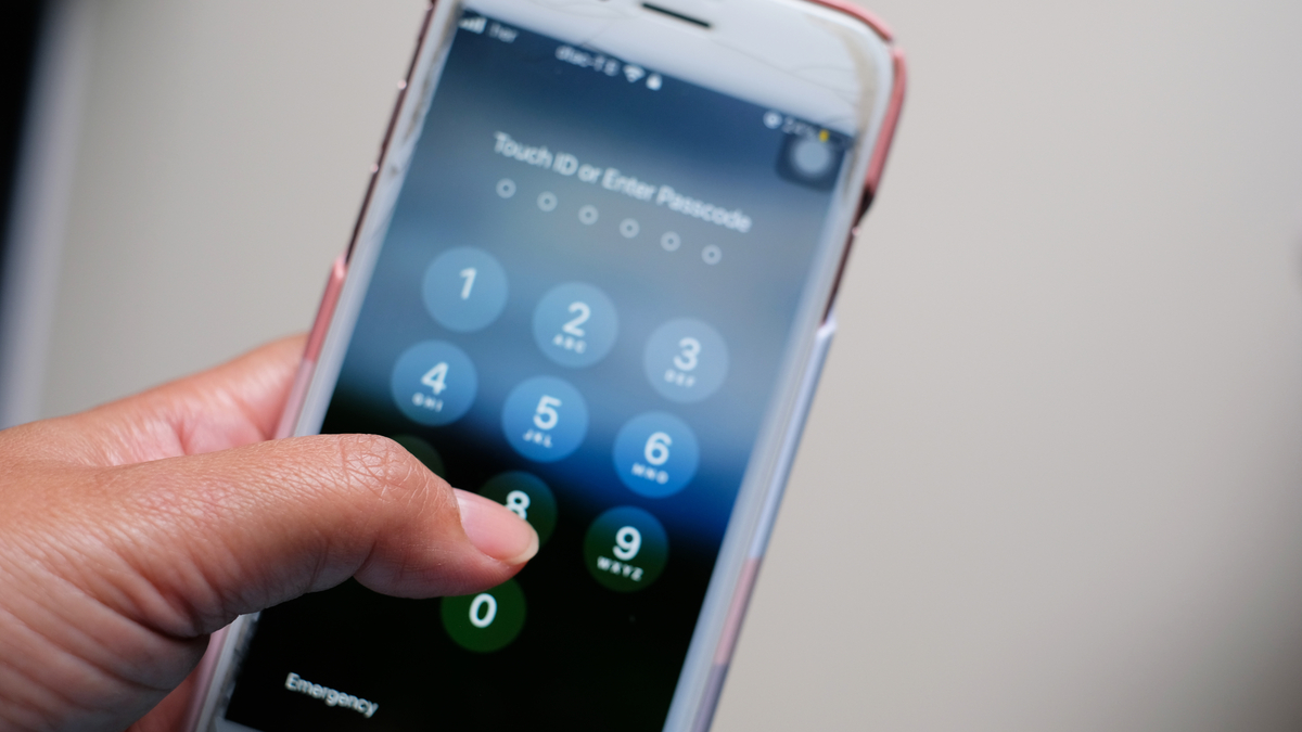 Váš telefon jako záchranář: Nouzové funkce iPhonu a Androidu by měl znát každý