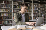 Většina českých vysokých škol umělou inteligenci nezakazuje, vyžaduje však po studentech transparentní přiznání jejího použití.
