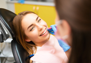 Mezizubní kartáček nebo ústní sprcha