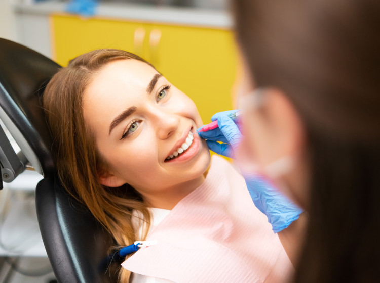 Mezizubní kartáček nebo ústní sprcha