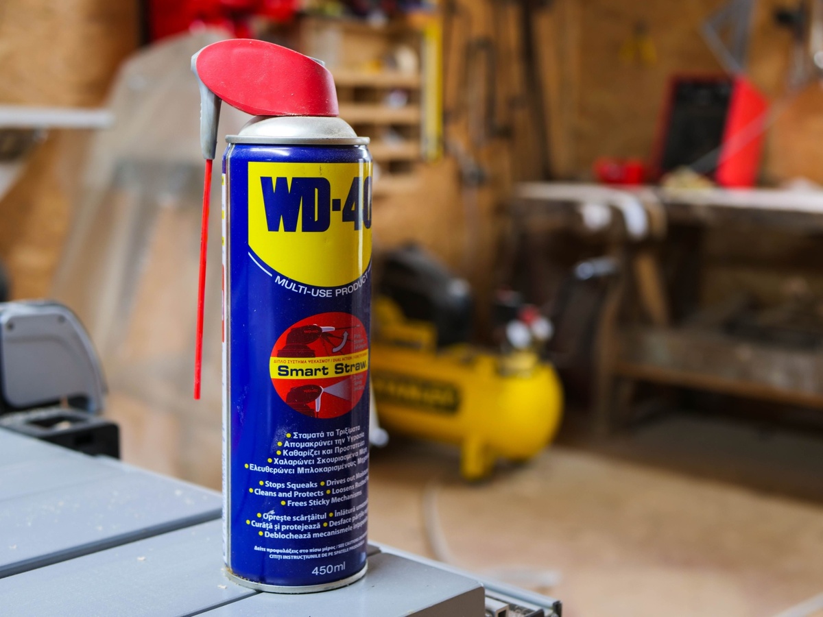 WD-40 může na některých místech způsobit velké škody