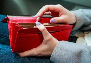Děti by měly automaticky rodičům pomáhat třeba s uklízením nákupu