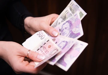 Tisíce Čechů čekají na slíbené peníze od státu
