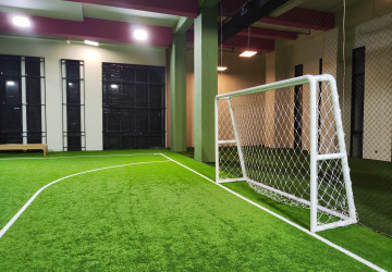 Teenager utrpěl na dvoře bytového domu úraz 