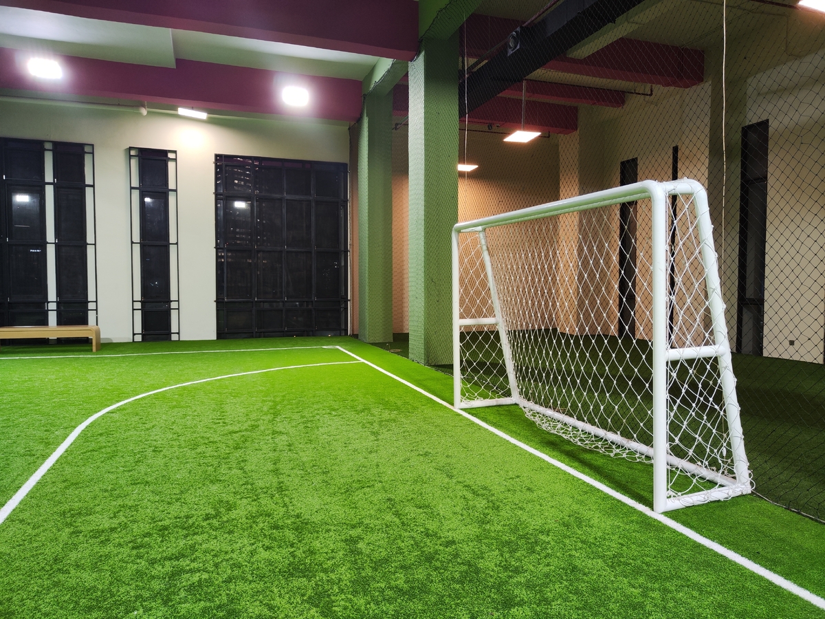 Teenager utrpěl na dvoře bytového domu úraz 