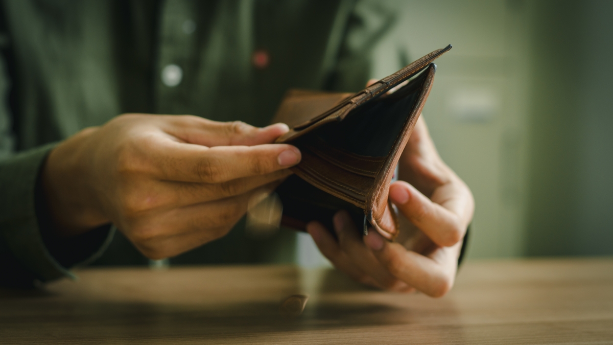 Muž procházející si výplatní pásky Muž procházející si výplatní pásky