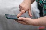 Zrychlující se digitalizace státní správy staví starší generaci před nutnost osvojit si chytré telefony a internetové bankovnictví.