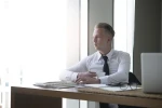 Čím dál víc lidí dnes zvažuje, jestli se jim vyšší plat vůbec vyplatí