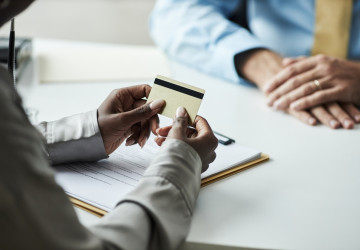 Češi platí mnoho zbytečných poplatků. Češi platí mnoho zbytečných poplatků.