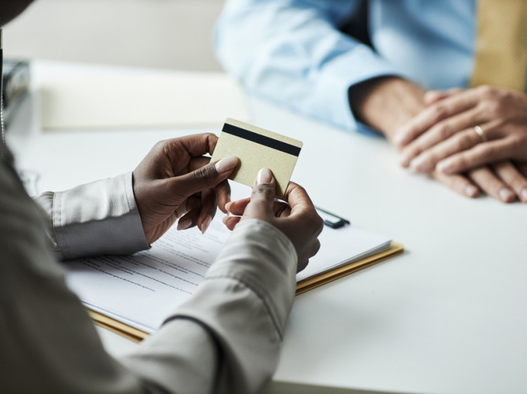 Češi platí mnoho zbytečných poplatků. Češi platí mnoho zbytečných poplatků.