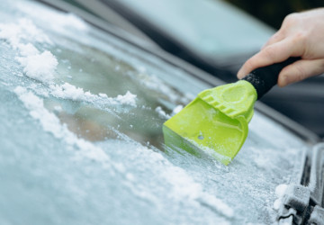 Nesprávným škrábáním oken můžete tuto část vozu poškodit. 