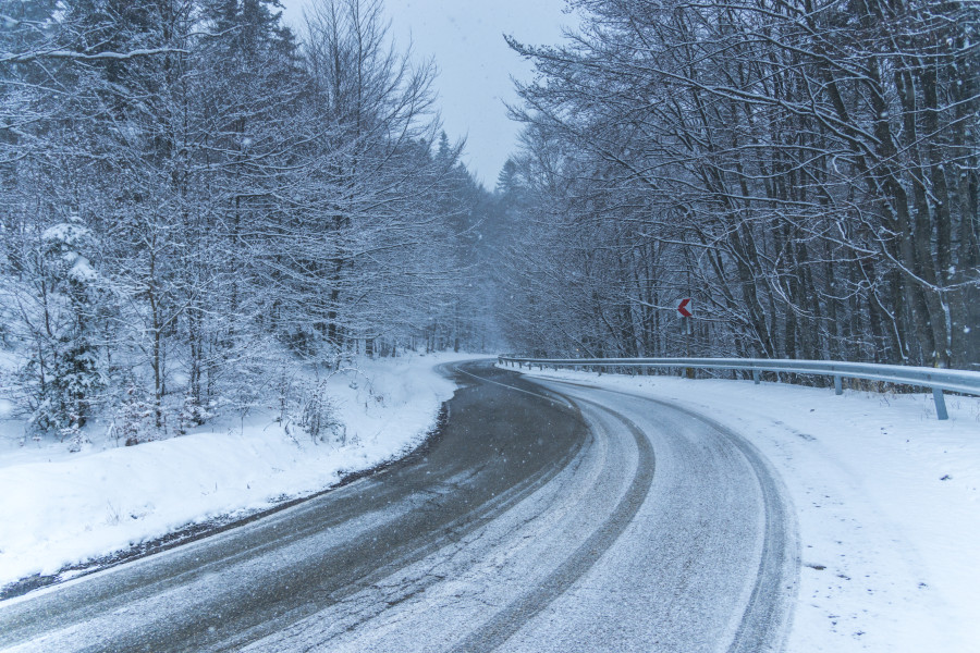 Kontrola pneumatik často probíhá přímo u sjezdů z dálnic a horských silnic.
