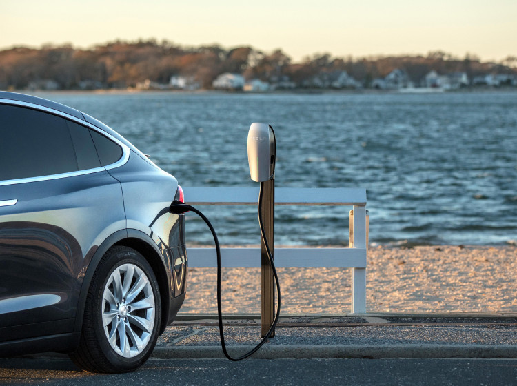 Elektromobil Tesla na nabíječce