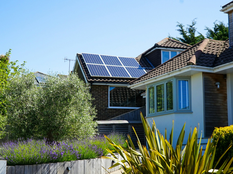 Vybrat dobrou fotovoltaiku na dům či chatu může být oříšek