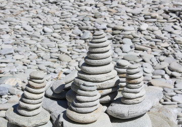 Stavění kamenných mohyl může přírodě uškodit.