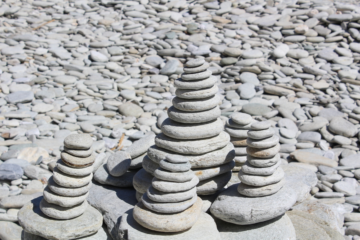 Stavění kamenných mohyl může přírodě uškodit.