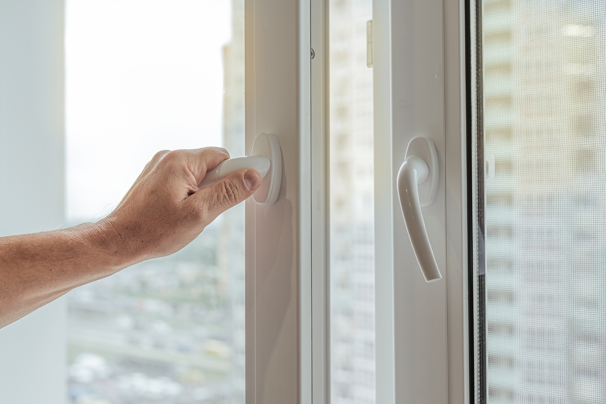 Pořádně vyvětrat znamená otevřít okno dokořán.