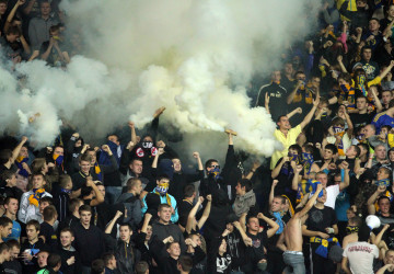 Použití pyrotechniky na fotbalových stadionech by mělo být nově klasifikováno jako trestný čin.