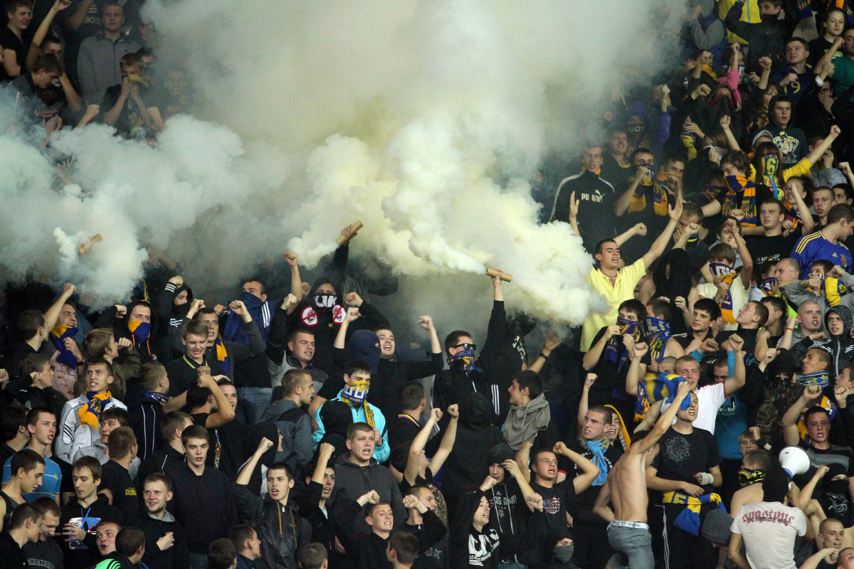 Použití pyrotechniky na fotbalových stadionech by mělo být nově klasifikováno jako trestný čin.