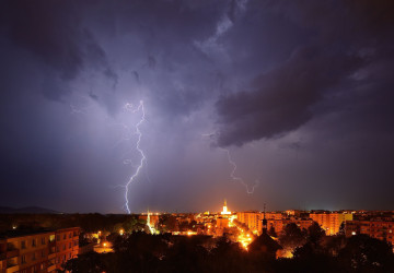 Při silné bouřce vypojte ze zásuvky některé domácí spotřebiče