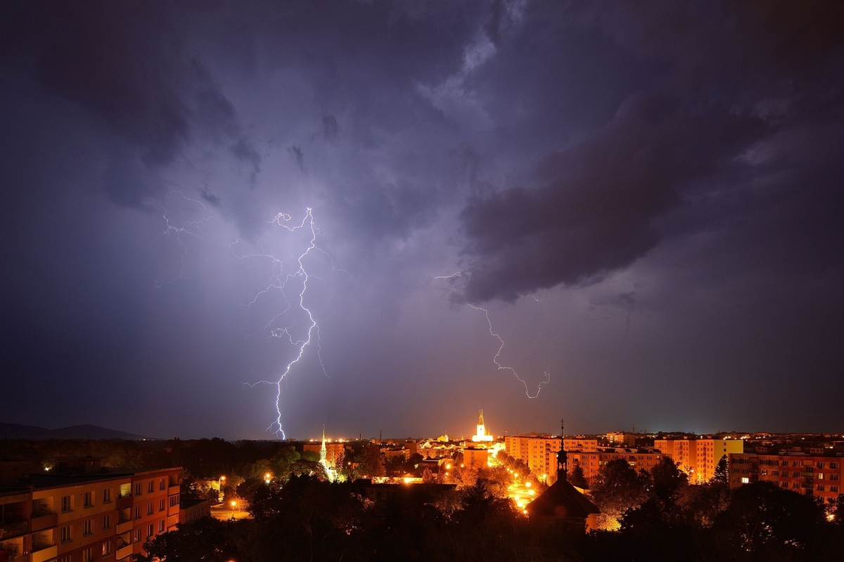 Při silné bouřce vypojte ze zásuvky některé domácí spotřebiče