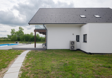 Moderní tepelná čerpadla by neměla rušit sousedy, je nutné vybrat vhodnou stranu u domu.