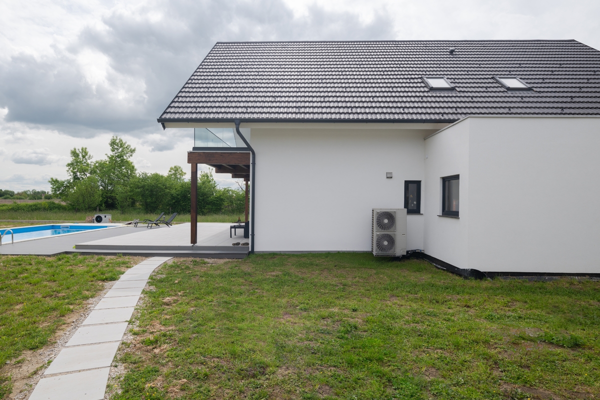 Moderní tepelná čerpadla by neměla rušit sousedy, je nutné vybrat vhodnou stranu u domu. Moderní tepelná čerpadla by neměla rušit sousedy, je nutné vybrat vhodnou stranu u domu.