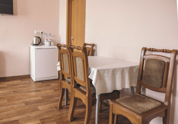 Velké jídelní stoly se do malých domácností nehodí.