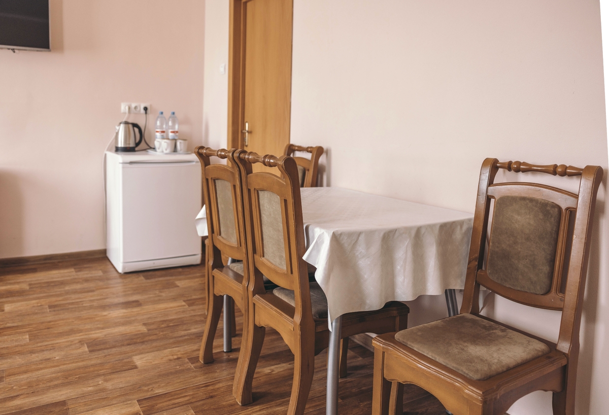 Velké jídelní stoly se do malých domácností nehodí.