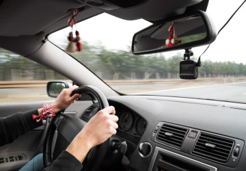 Řidiči už brzy budou moci přejít na letní pneumatiky. 